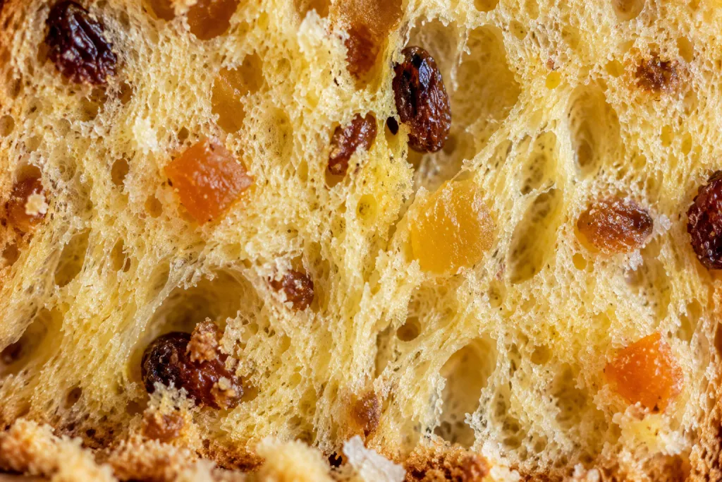 Пористый мякиш панеттоне с изюмом и цукатами крупным планом