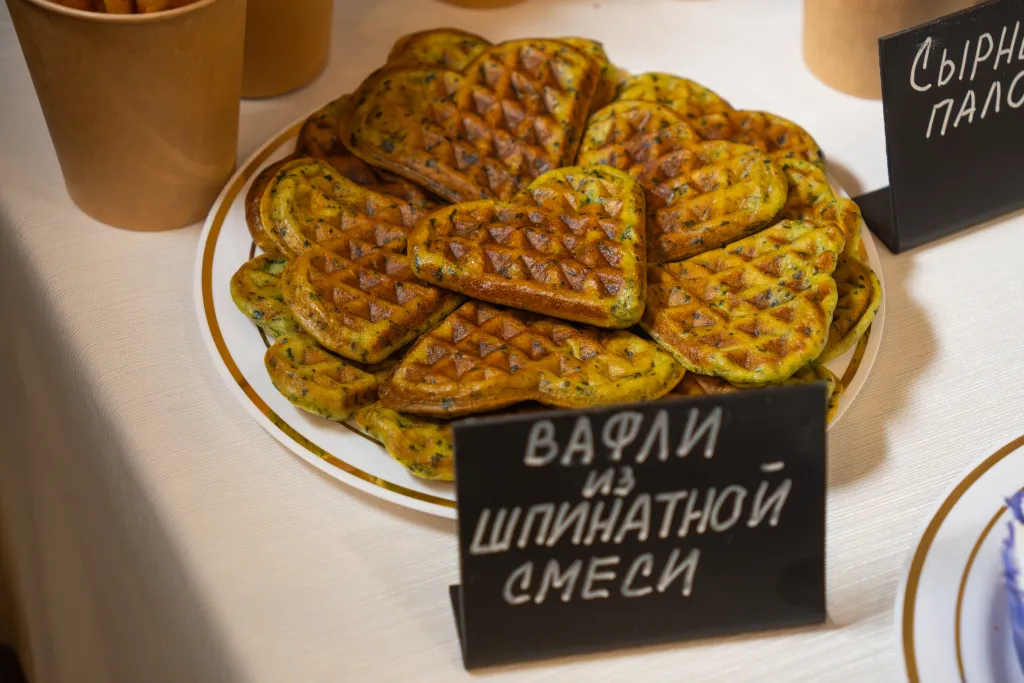 Вафли из шпинатной смеси на дегустационном столе
