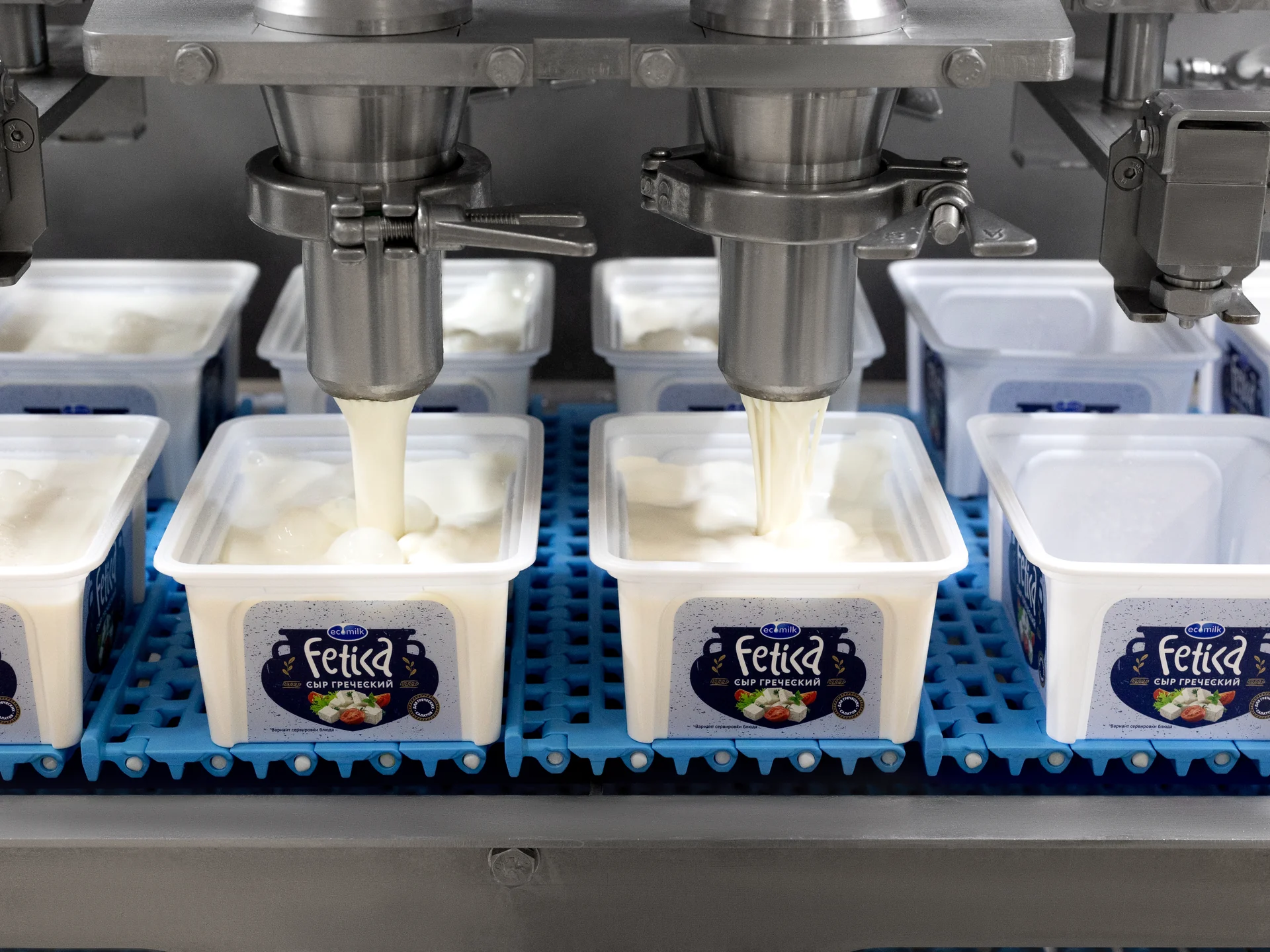 Фасовка продукции «Экомилк» на производственной линии.